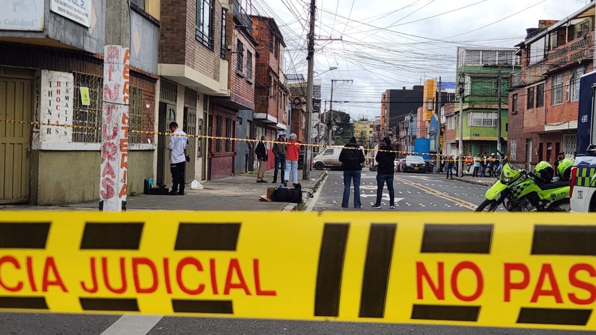 Barrios Unidos: mujer fue asesinada en el barrio Simón Bolívar. Relato estremecedor 2 Barrios Unidos: mujer fue asesinada en el barrio Simón Bolívar. Relato estremecedor Un testigo relató a QʼHUBO cómo, en la mañana del miércoles 16 de julio, sujetos en moto asesinaron a una mujer en una calle del barrio Simón Bolívar. La Policía investiga.