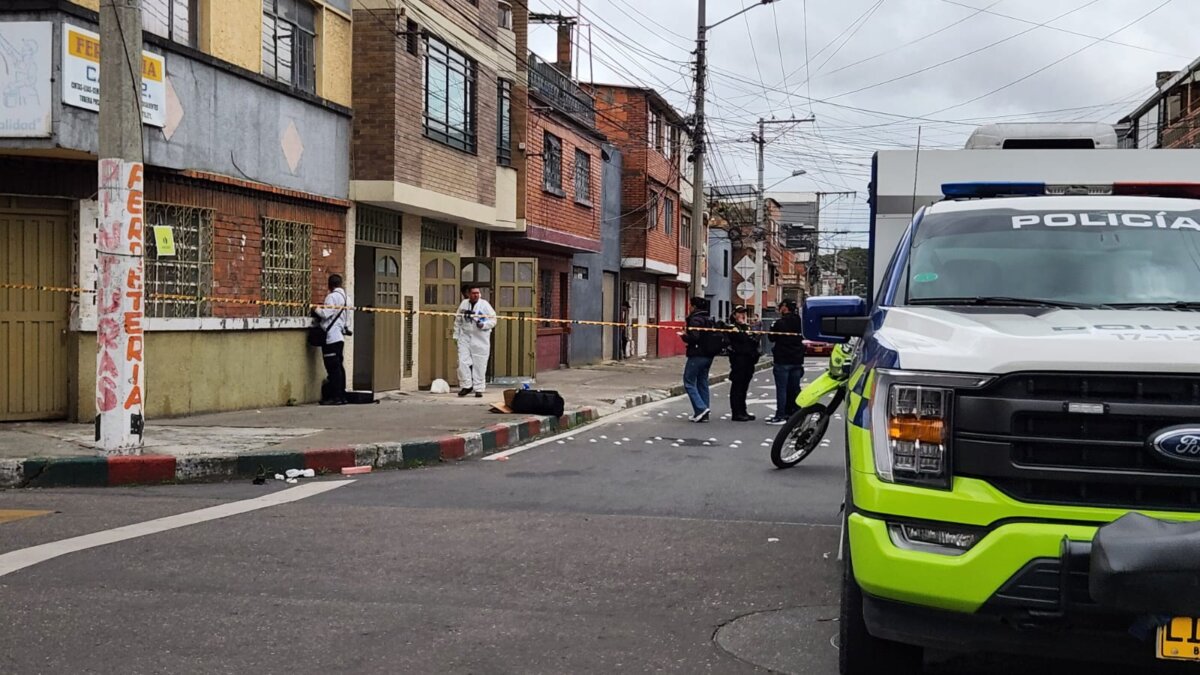 Barrios Unidos: mujer fue asesinada en el barrio Simón Bolívar. Relato estremecedor 1 Barrios Unidos: mujer fue asesinada en el barrio Simón Bolívar. Relato estremecedor Un testigo relató a QʼHUBO cómo, en la mañana del miércoles 16 de julio, sujetos en moto asesinaron a una mujer en una calle del barrio Simón Bolívar. La Policía investiga.
