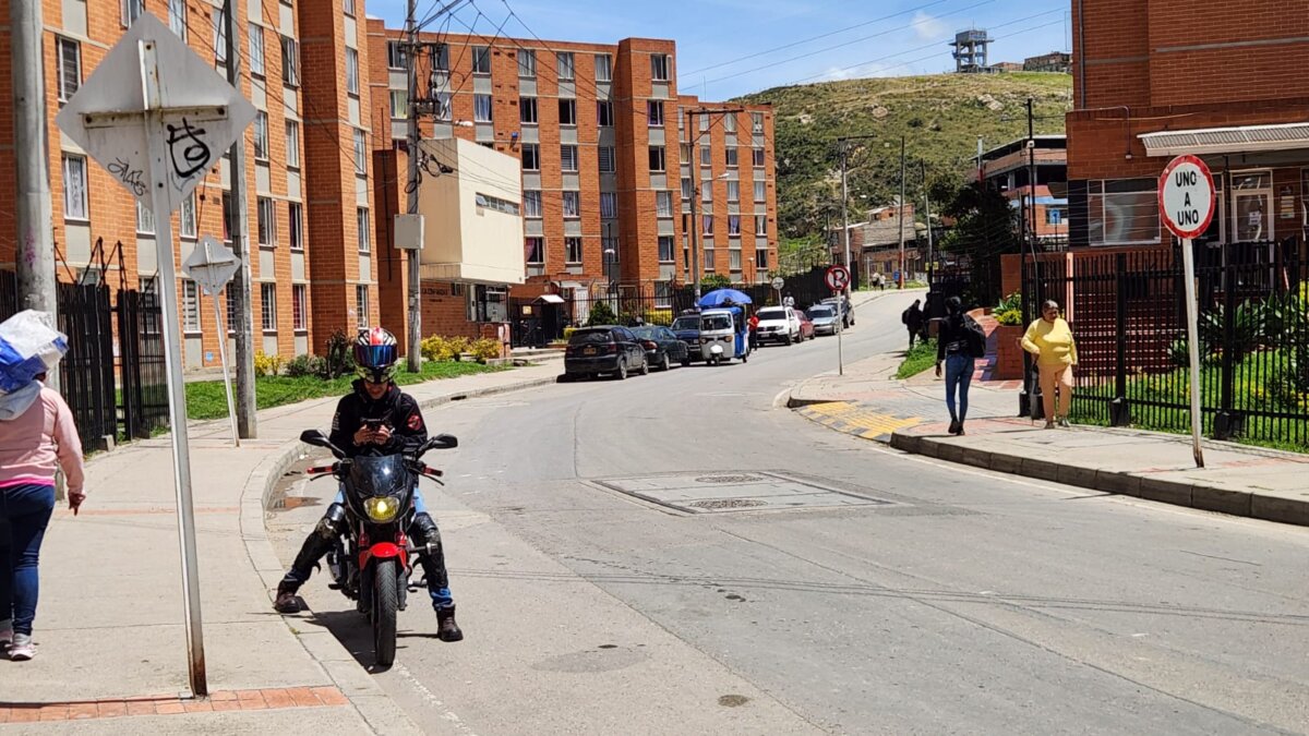 En Soacha: joven asesinado a bala tras ser citado fuera de su hogar 1 En Soacha: joven asesinado a bala tras ser citado fuera de su hogar Un joven, identificado extraoficialmente como Santiago, fue asesinado a bala a pocos metros del barrio La Veredita, en Soacha.