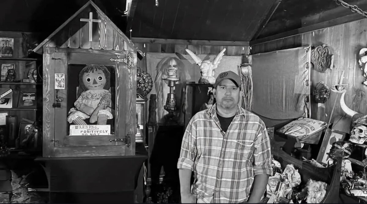 Murió sorpresivamente uno de los cuidadores de la muñeca Annabelle Dan Rivera, uno de los actuales cuidadores de la muñeca Annabelle, falleció repentinamente el pasado domingo 13 de julio en un hotel de Gettysburg, Estados Unidos. Su muerte ocurrió durante la gira "Devils on the Run", un evento dedicado a exhibir objetos paranormales, incluyendo a la temida muñeca.