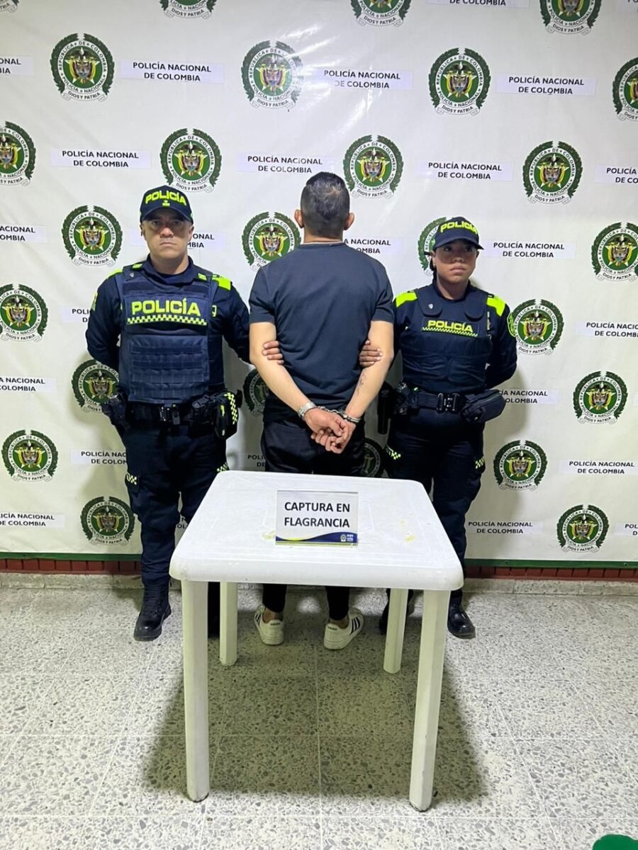 En Facatativá: mujer murió al defender a su amigo en riña de bar Una riña en un establecimiento comercial de Facatativá (Cundinamarca) la noche del domingo dejó un saldo trágico: una mujer fallecida por heridas de arma blanca, un hombre herido y el agresor capturado.