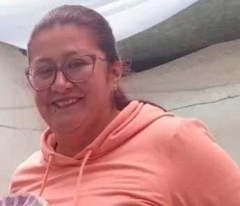 En Facatativá: mujer murió al defender a su amigo en riña de bar Una riña en un establecimiento comercial de Facatativá (Cundinamarca) la noche del domingo dejó un saldo trágico: una mujer fallecida por heridas de arma blanca, un hombre herido y el agresor capturado.