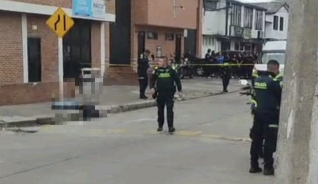 Suba: exmilitar abatió a sicario mientras protegía a su hijo en barrio Spring Una balacera sacudió el barrio Spring, en Suba, cuando un exmilitar abatió a un sicario que intentó asesinarlo frente a su hijo.