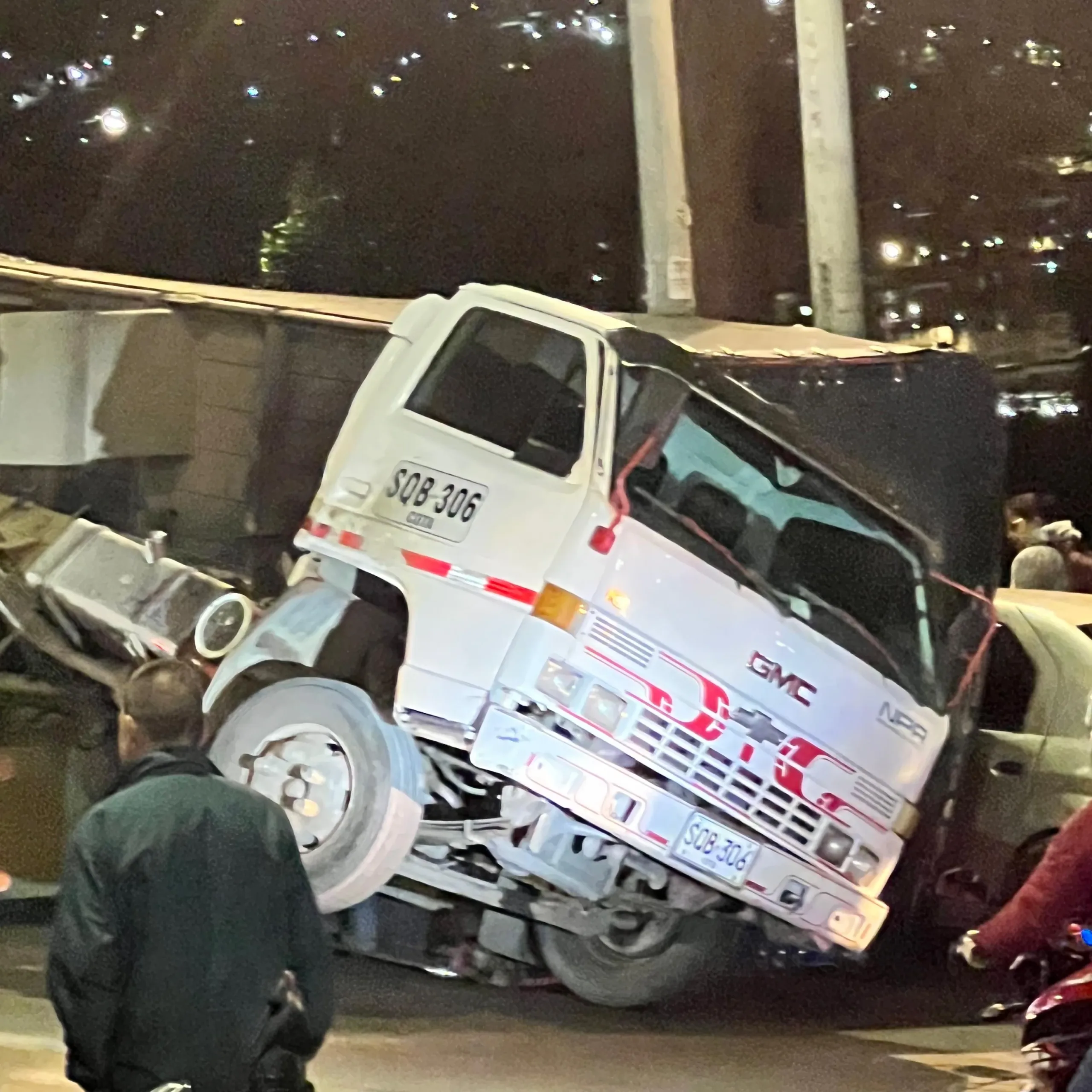 Atención: en el barrio Curubo de Usme se presentó un grave accidente 1 Atención: en el barrio Curubo de Usme se presentó un grave accidente Las autoridades hacen presencia en el sector de la Y, en el barrio Curubo de Usme, donde se presentó el accidente.