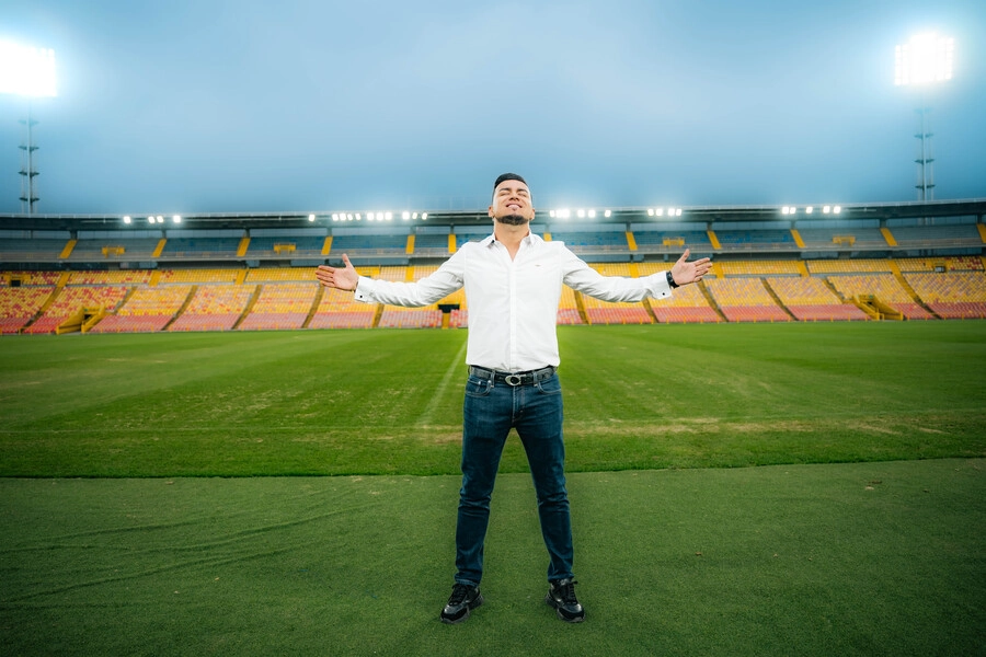Yeison Jiménez transmitirá en vivo su concierto desde El Campín 1 Yeison Jiménez transmitirá en vivo su concierto desde El Campín El cantante de música regional colombiana será el primero de su género en llenar el estadio El Campín y, además, transmitir su concierto en vivo. Le contamos dónde verlo.