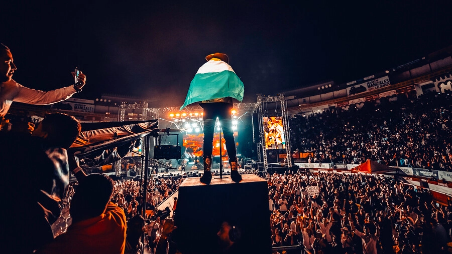 Yeison Jiménez transmitirá en vivo su concierto desde El Campín 3 Yeison Jiménez transmitirá en vivo su concierto desde El Campín El cantante de música regional colombiana será el primero de su género en llenar el estadio El Campín y, además, transmitir su concierto en vivo. Le contamos dónde verlo.