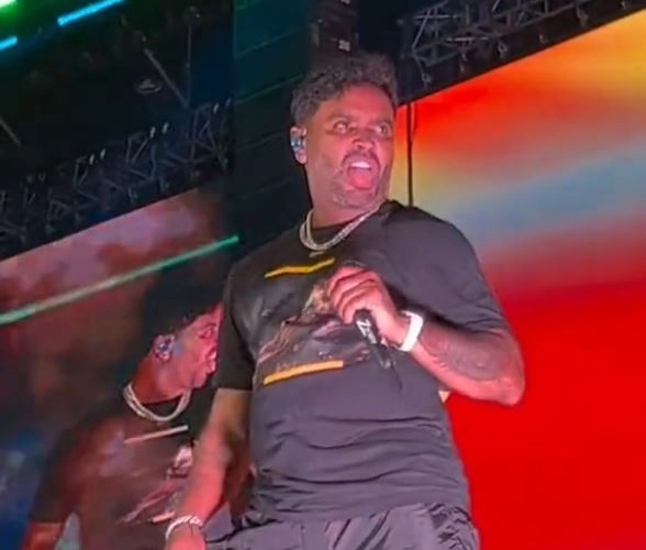Zion genera controversia por su extraño comportamiento en concierto de Medellín 1 Zion genera controversia por su extraño comportamiento en concierto de Medellín El hecho ocurrió en el Estadio Atanasio Girardot, donde miles de fanáticos esperaban una presentación a la altura de los clásicos del reguetón.