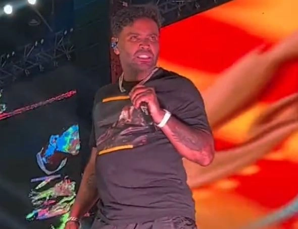 Zion genera controversia por su extraño comportamiento en concierto de Medellín 2 Zion genera controversia por su extraño comportamiento en concierto de Medellín El hecho ocurrió en el Estadio Atanasio Girardot, donde miles de fanáticos esperaban una presentación a la altura de los clásicos del reguetón.