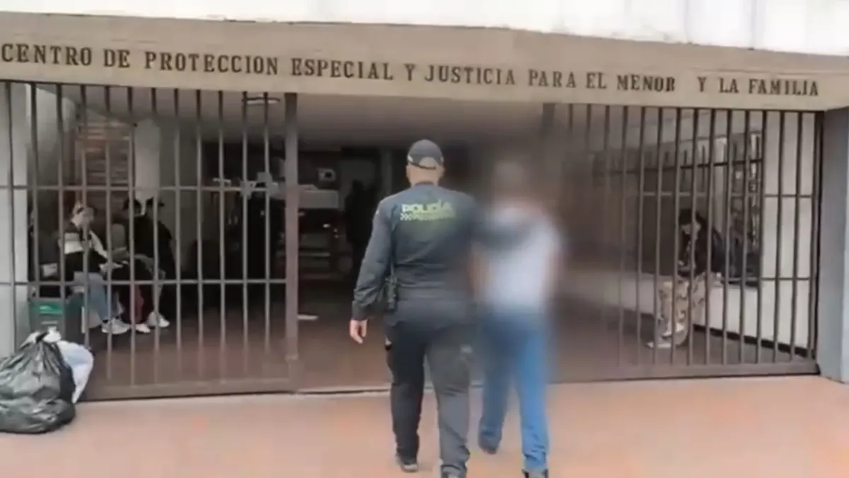 Menor de 15 años capturado en Ciudad Bolívar por robar a conductor de plataforma 1 Menor de 15 años capturado en Ciudad Bolívar por robar a conductor de plataforma Un adolescente de 15 años fue aprehendido en Ciudad Bolívar por su participación en el robo y retención ilegal de un conductor de plataforma digital en Mayo.