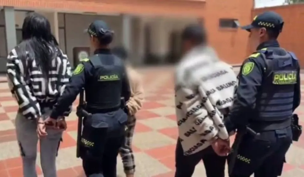 Capturan en Bosa a tres extranjeros por hurto a comercio Tres personas de nacionalidad extranjera, dos mujeres y un hombre, fueron capturados en Bosa por su presunta participación en el hurto a un establecimiento comercial bajo la modalidad de 'Mechero'.