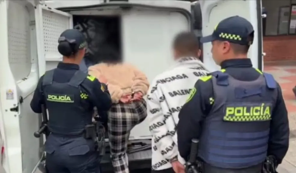 Capturan en Bosa a tres extranjeros por hurto a comercio Tres personas de nacionalidad extranjera, dos mujeres y un hombre, fueron capturados en Bosa por su presunta participación en el hurto a un establecimiento comercial bajo la modalidad de 'Mechero'.