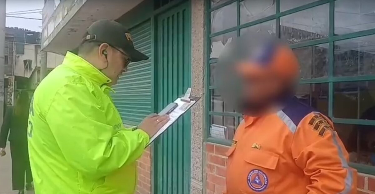 Miembro de la Defensa Civil fue capturado por presunto abuso sexual La Defensa Civil Colombiana apartó del cargo al voluntario capturado por presunto abuso sexual contra menor, en Cota, Cundinamarca, mientras avanzan las investigaciones.
