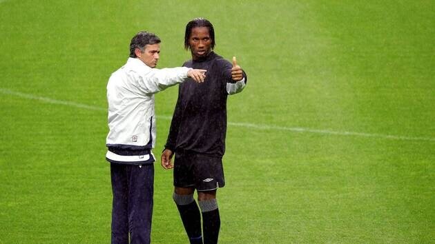¿Podrá Mourinho transformar a Jhon Durán como lo hizo con Drogba? Jhon Durán llega al Fenerbahce con la misión de reinventarse bajo la dirección de José Mourinho, el técnico que ha hecho brillar a los más indomables.