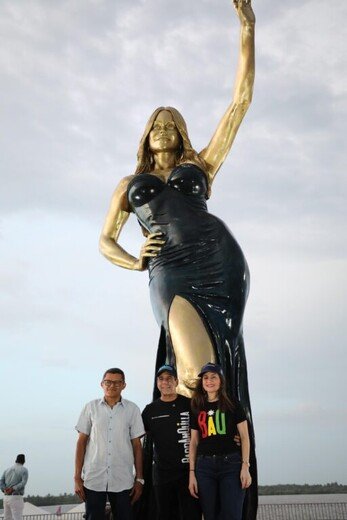 Sofía Vergara ya tiene escultura monumental en el Malecón de Barranquilla Yino Márquez fue el escultor encargado de elaborar la estatua de Sofía vergara. Él también hizo la estatua de Shakira.