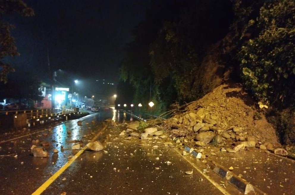 Vía Bogotá - Villavicencio será cerrada por fuertes lluvias y deslizamientos 2 Vía Bogotá - Villavicencio será cerrada por fuertes lluvias y deslizamientos Conozca las razones del porqué cerraron por completo la vía Bogotá - Villavicencio.