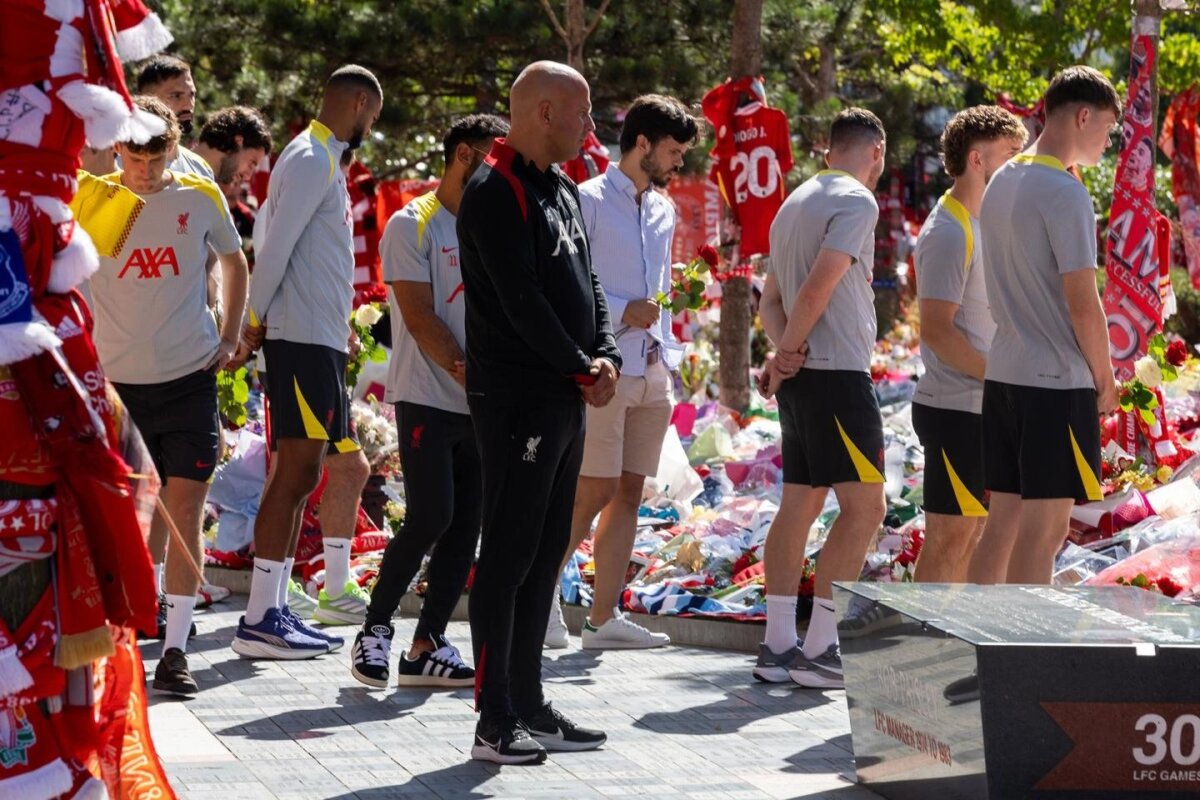 Liverpool hizo un emotivo homenaje en memoria de Diogo Jota 1 Liverpool hizo un emotivo homenaje en memoria de Diogo Jota El Liverpool con la participación de la viuda del futbolista portugués, realizaron un sentido homenaje en el que asistieron jugadores y cuerpo técnico.