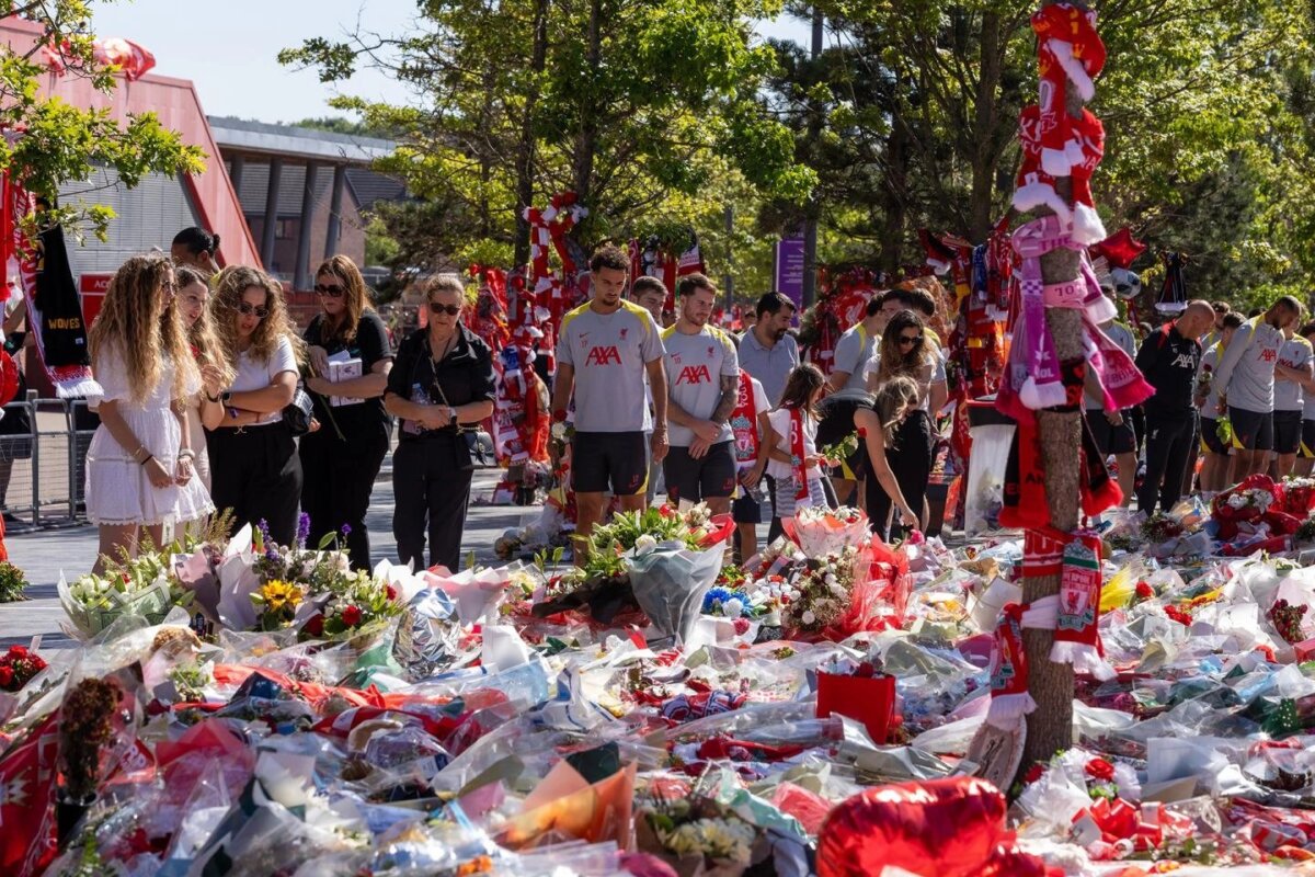 Liverpool hizo un emotivo homenaje en memoria de Diogo Jota 3 Liverpool hizo un emotivo homenaje en memoria de Diogo Jota El Liverpool con la participación de la viuda del futbolista portugués, realizaron un sentido homenaje en el que asistieron jugadores y cuerpo técnico.
