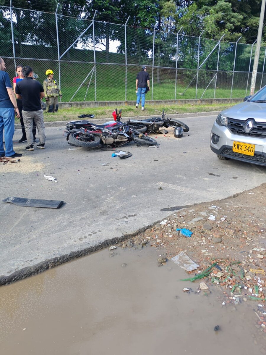 Fuerte accidente entre varios vehículos en Fontibón 1 Fuerte accidente entre varios vehículos en Fontibón El paso en la avenida La Esperanza se encuentra restringido. Estas son las vías alternas que debe tomar.
