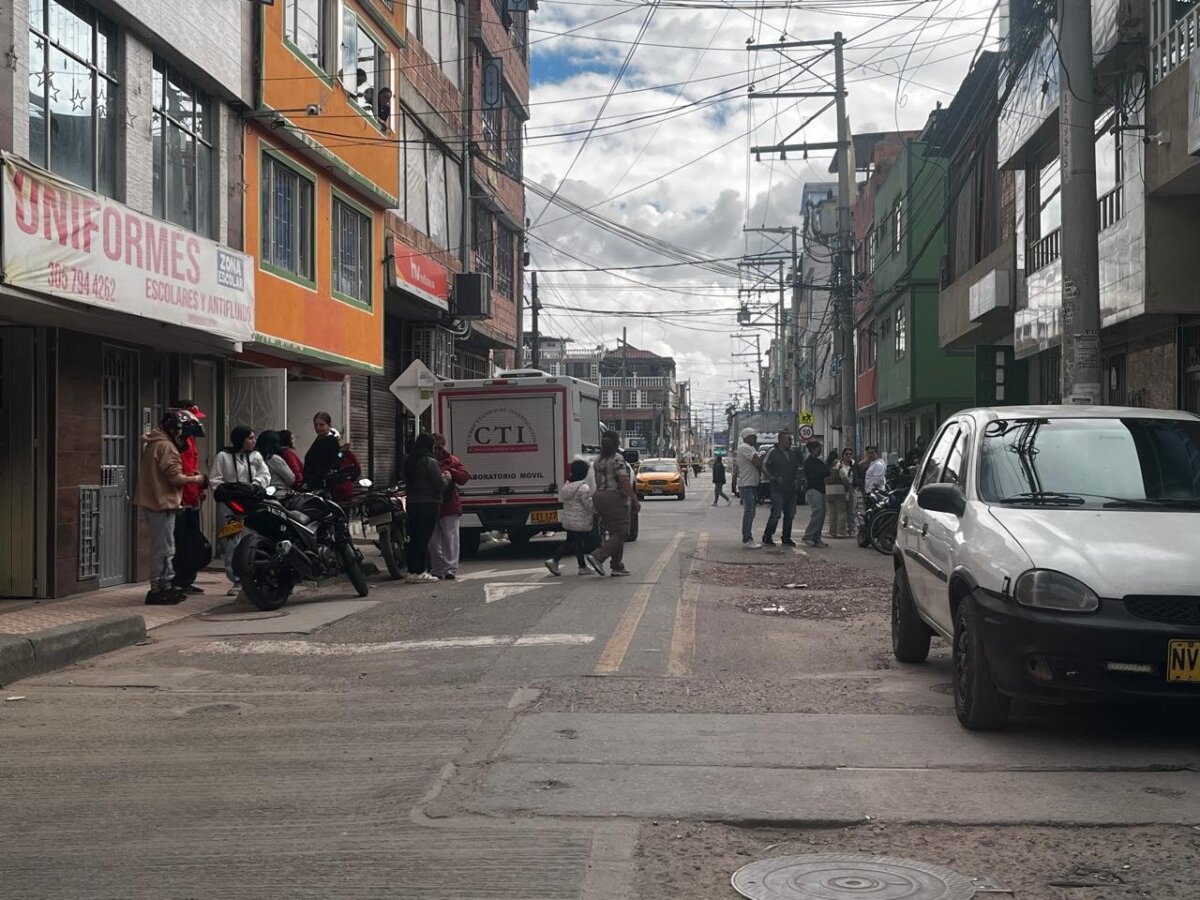 Bosa: vecinos lloran a Anumanuel, la víctima del homicidio en el barrio Villa del Progreso Anumanuel Chocontá fue asesinado tras una discusión en Villas del Progreso. Los detalles a continuación.