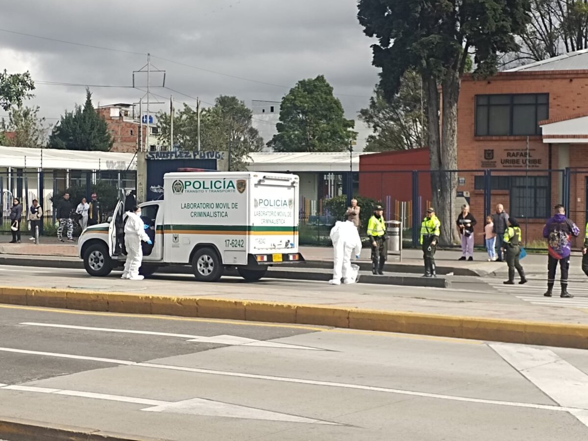 Rafael Uribe: motociclista pierde la vida en grave accidente 1 Rafael Uribe: motociclista pierde la vida en grave accidente Un motociclista murió este domingo 13 de julio tras chocar con un automóvil en la Avenida Caracas con calle 27 sur, Rafael Uribe. El accidente generó congestión total.