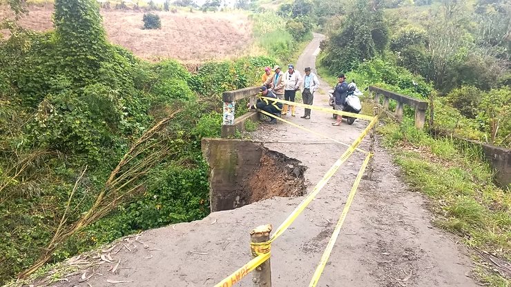Cruz Roja se pronunció sobre emergencia por lluvias en Chipaque, Cáqueza, Guayabetal y Quetame 1 Cruz Roja se pronunció sobre emergencia por lluvias en Chipaque, Cáqueza, Guayabetal y Quetame Las lluvias en Cundinamarca han dejado decenas de familias afectadas en Chipaque, Cáqueza, Guayabetal y Quetame. La cruz roja brinda asistencia en terreno y coordina esfuerzos con organismos de socorro.