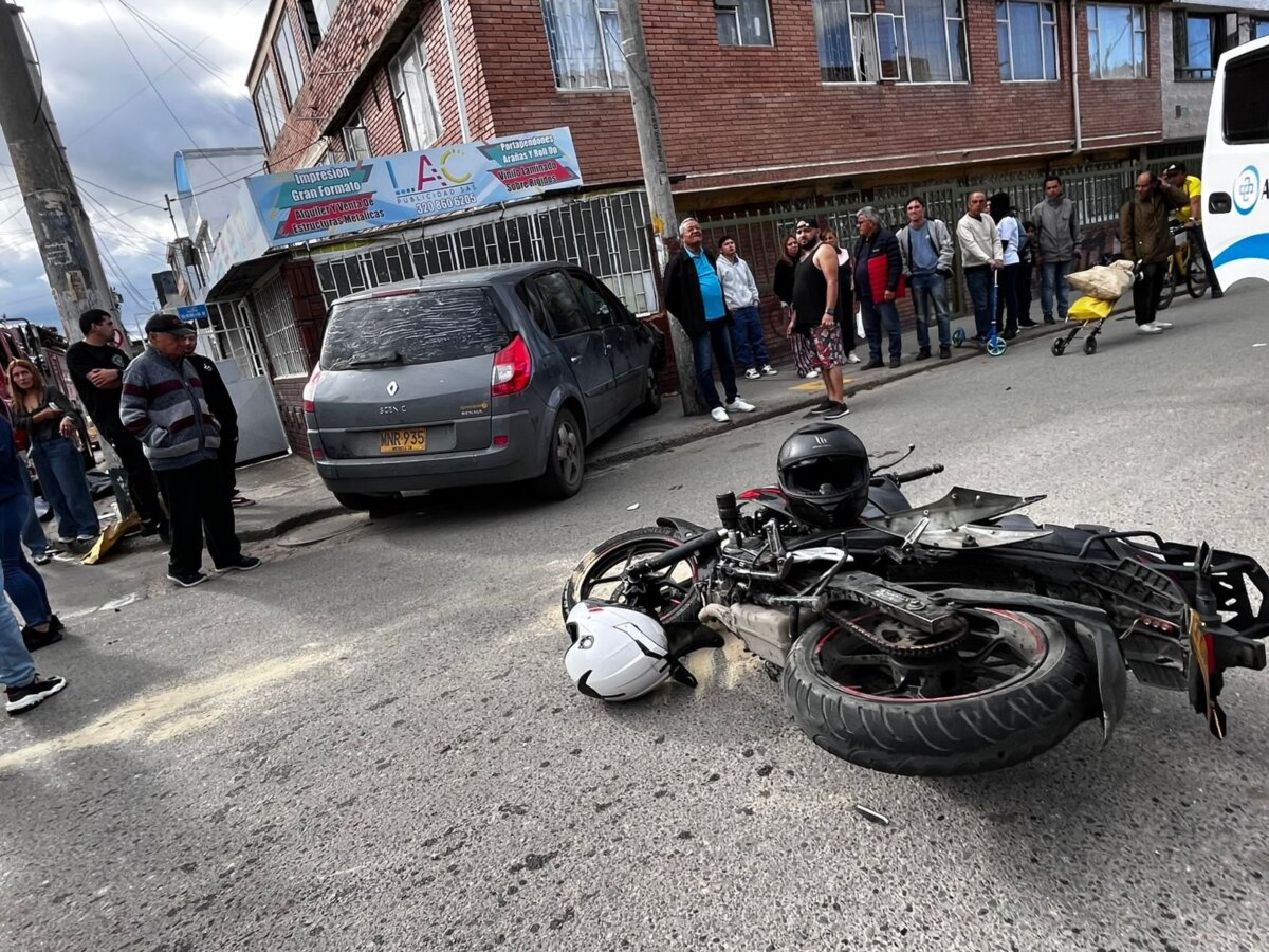 En Puente Aranda: automóvil impacta contra una vivienda Un motociclista y un automóvil colisionaron en Puente Aranda tras una maniobra evasiva; el carro terminó impactando contra un local comercial.