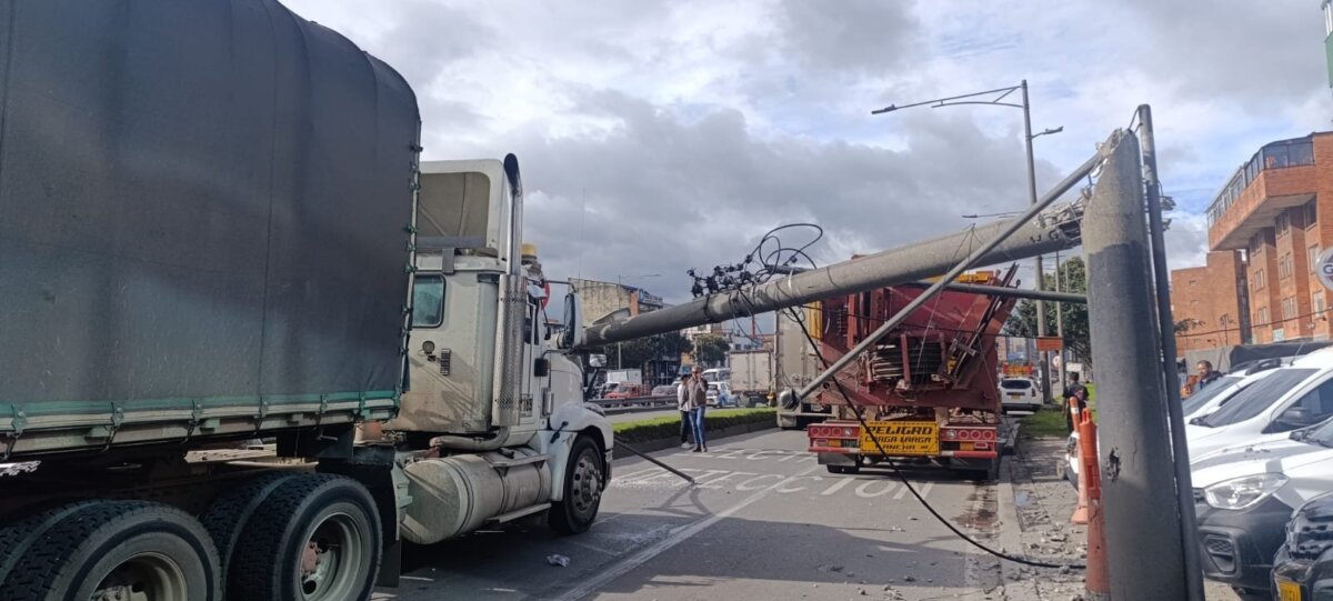 Engativá: siniestros colapsan movilidad en Centenario Dos siniestros viales con tractocamiones colapsaron la movilidad este lunes en Bogotá: uno en la vía Bogotá-Mosquera y otro en Engativá, generando congestión y restricciones en corredores clave como la Av. Centenario y la Av. Boyacá.