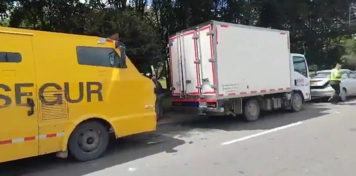 En Suba: se presentó un siniestro vial. Los detalles aquí Choque múltiple en Suba: automóvil, camión y un carro de valores colisionaron en la Autonorte con calle 209. El siniestro afectó la movilidad y activó respuesta de emergencia.