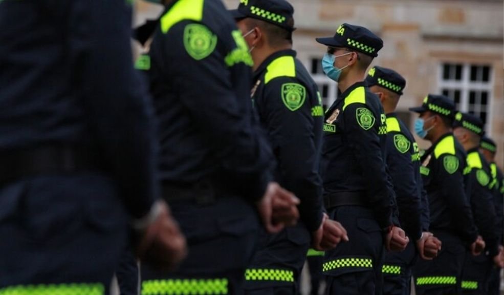 Atraparon a los presuntos ladrones de escoltas en Molinos, Rafael Uribe Dos hombres fueron capturados por la Policía en el sector de Molinos, Rafael Uribe, tras ser sorprendidos cuando huían por presuntamente robar a escoltas de una empresa de valores.