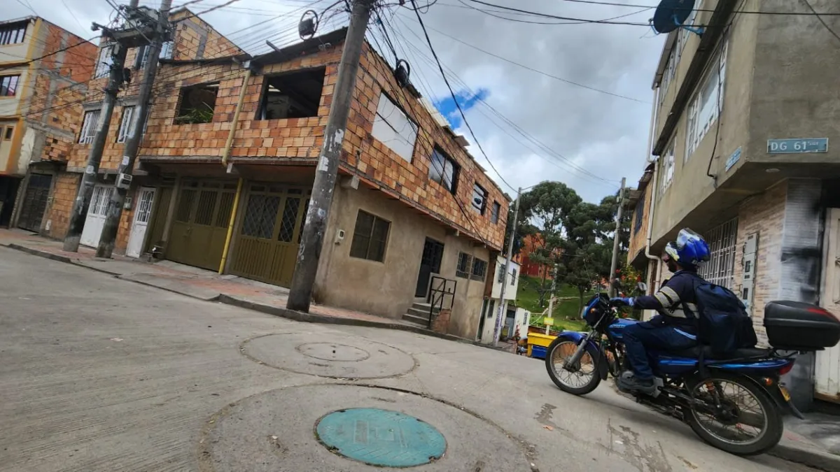 Usme: asesinan a domiciliario junto a su moto en el danubio azul 2 Usme: asesinan a domiciliario junto a su moto en el danubio azul En Usme, un sicario sorprendió a un hombre de 42 años y lo mató de un tiro en la cabeza.