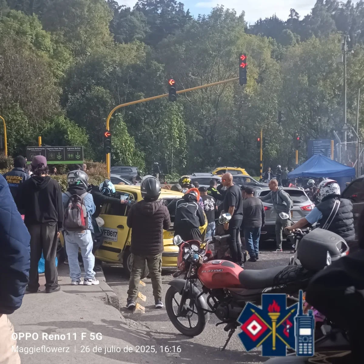 En Monserrate: un taxi se estrelló contra unas barandas por aparente exceso de velocidad