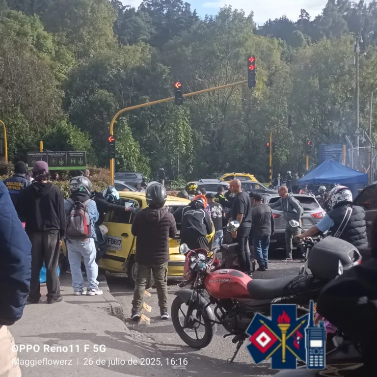 En Monserrate: un taxi se estrelló contra unas barandas por aparente exceso de velocidad