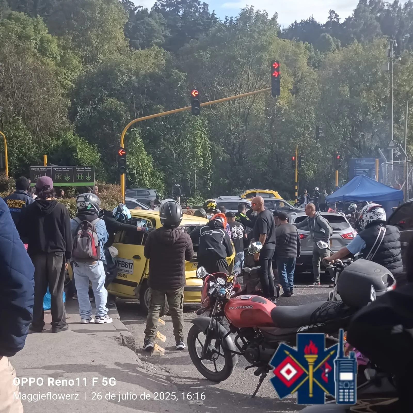 En Monserrate: un taxi se estrelló contra unas barandas por aparente exceso de velocidad