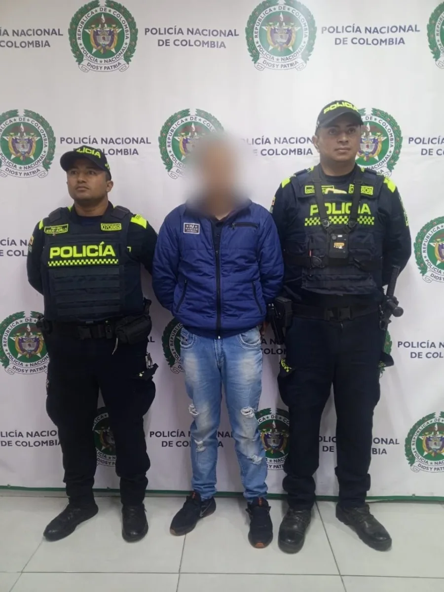 Capturan en Kennedy a hombre que manipulaba cajeros para robar dinero Un hombre fue capturado en Roma, sur de Bogotá, por alterar cajeros con dispositivos metálicos para retener dinero.