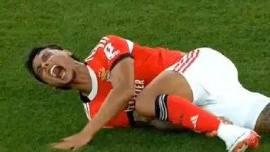 Richard Ríos fue golpeado en su debut con Benfica. Foto: Captura de video
