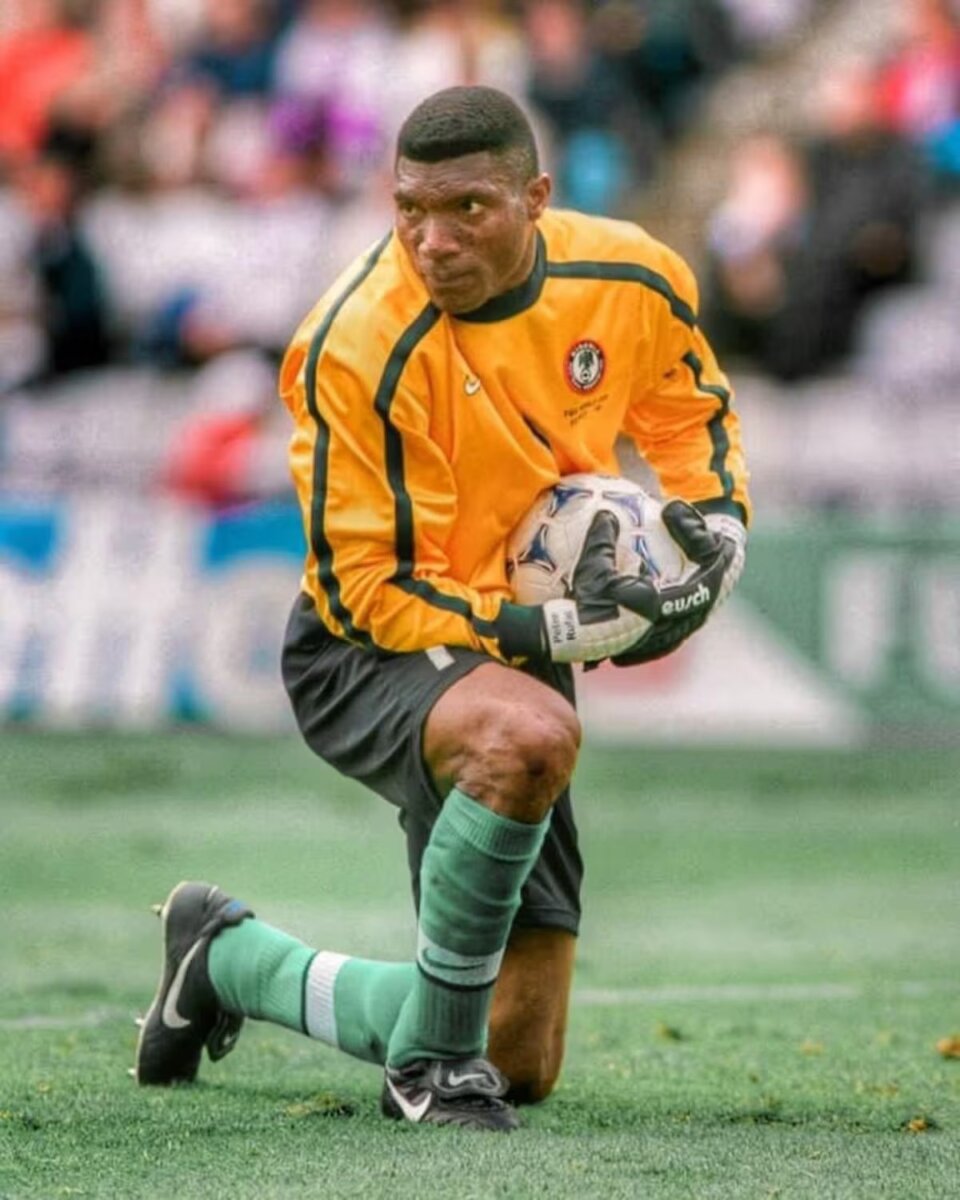 Falleció Peter Rufai, leyenda del fútbol nigeriano La causa de la muerte de Peter Rufai corresponde a un paro, según fuentes familiares citadas por los medios.