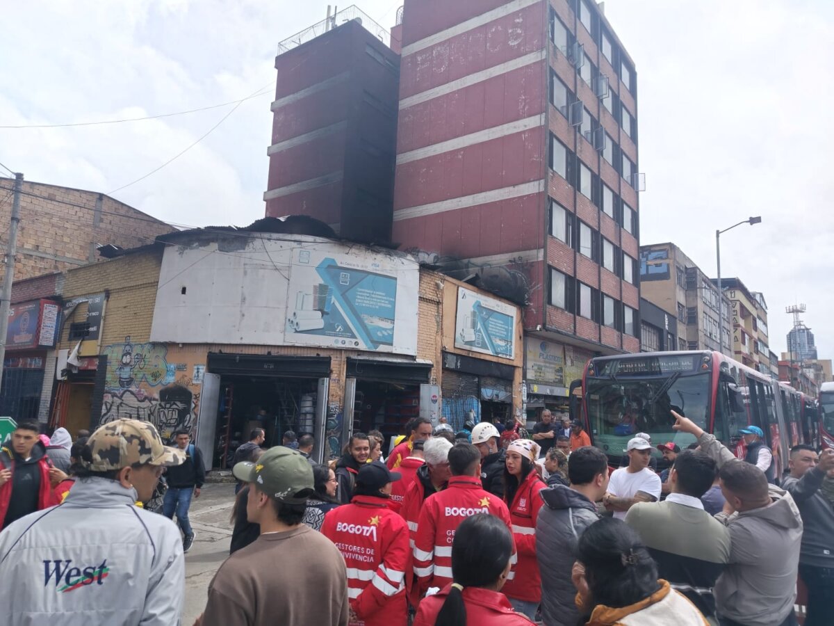 Incendio en La Favorita, en Los Mártires, dejó pérdidas millonarias: comerciantes viven un drama Q’HUBO habló con varios comerciantes del sector de La Favorita (Los Mártires), tras el incendio ocurrido la noche del jueves, que destruyó sus negocios. Según ellos, los constantes bajonazos en el servicio de energía pudieron haber sido los causantes del hecho.