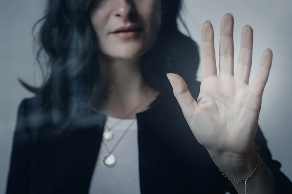 En Bogotá: cada hora, cuatro mujeres son víctimas de violencia El panorama de violencia contra la mujer y los casos de maltrato intrafamiliar en Bogotá es alarmante. Según la denuncia, cada día y cada hora, al menos cuatro mujeres son víctimas de algún tipo de agresión.