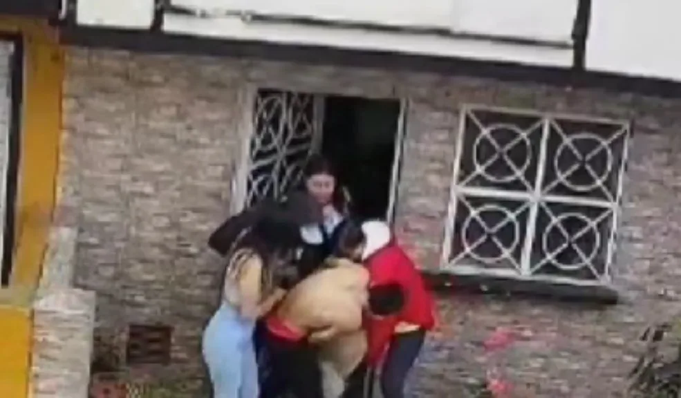 En video: pitbull ataca a adulta mayor y a su perro en Usaquén