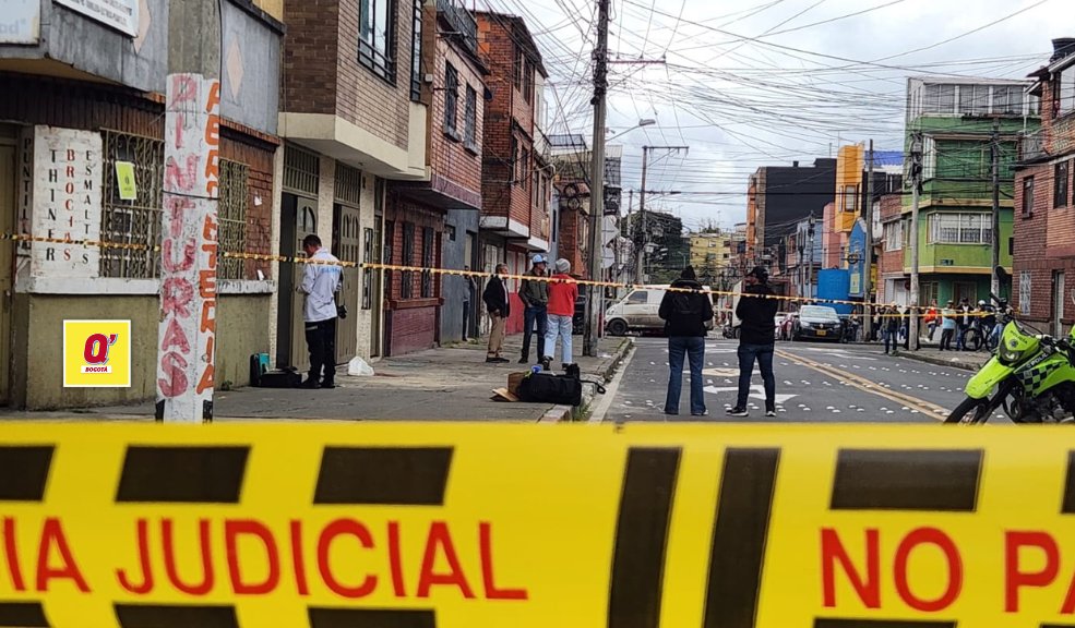 Barrios Unidos: mujer fue asesinada en el barrio Simón Bolívar. Relato estremecedor 1 Barrios Unidos: mujer fue asesinada en el barrio Simón Bolívar. Relato estremecedor Un testigo relató a QʼHUBO cómo, en la mañana del miércoles 16 de julio, sujetos en moto asesinaron a una mujer en una calle del barrio Simón Bolívar. La Policía investiga.