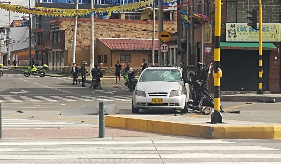 Rafael Uribe: motociclista pierde la vida en grave accidente 2 Rafael Uribe: motociclista pierde la vida en grave accidente Un motociclista murió este domingo 13 de julio tras chocar con un automóvil en la Avenida Caracas con calle 27 sur, Rafael Uribe. El accidente generó congestión total.