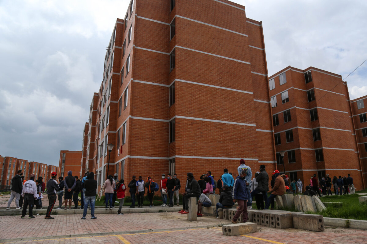 ¿Vive en conjunto residencial en Bogotá? Estas medidas de seguridad no pueden faltar 6 ¿Vive en conjunto residencial en Bogotá? Estas medidas de seguridad no pueden faltar La falta de controles de acceso, cámaras sin funcionamiento y fallas en la vigilancia son algunas de las principales debilidades detectadas.