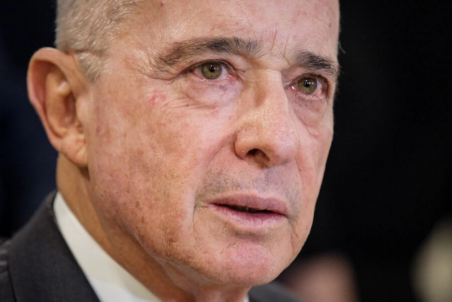 12 años de prisión, condena contra expresidente Álvaro Uribe 1 12 años de prisión, condena contra expresidente Álvaro Uribe El expresidente Álvaro Uribe Vélez fue condenado a 12 años de prisión luego de ser hallado culpable por los delitos de soborno a testigos en la actuación penal y fraude procesal.