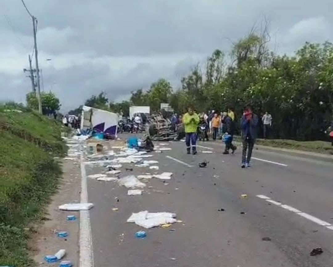 Accidente en la Autopista Norte: choque dejó un vehículo volcado Un grave accidente en la Autopista Norte generó afectaciones en la movilidad después que un camión se volcara en la calle 209 en sentido sur-norte, obstruyendo la vía.