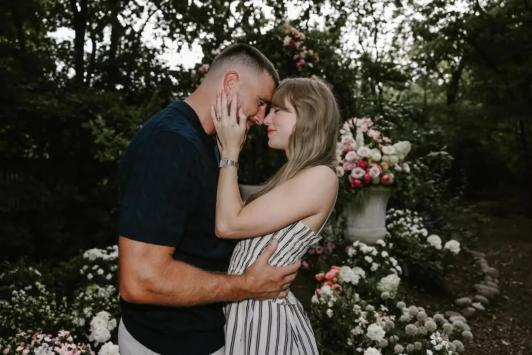 El mundo de las redes conmociono ante la gran noticia por el nuevo compromiso  de la gran cantante Pop Taylor Swiift, quien le dijo que si al deportista Travis Kelce tras dos años de relación. La pareja hizo publico su compromiso con una recopilación fotografica publicada en instagram. Se espera con emoción su pronto matrimonio