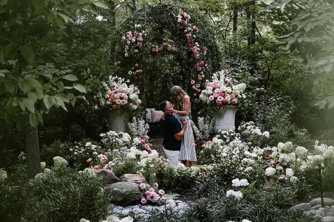 Matrimonio a la vista: ¡le pidieron la mano a Taylor Swift! El mundo del deporte y la música está emocionado por la noticia del compromiso entre la cantante Taylor Swift y el jugador de la NFL, Travis Kelce. Le contamos la historia de amor que los llevó a decidir compartir sus vidas para siempre.