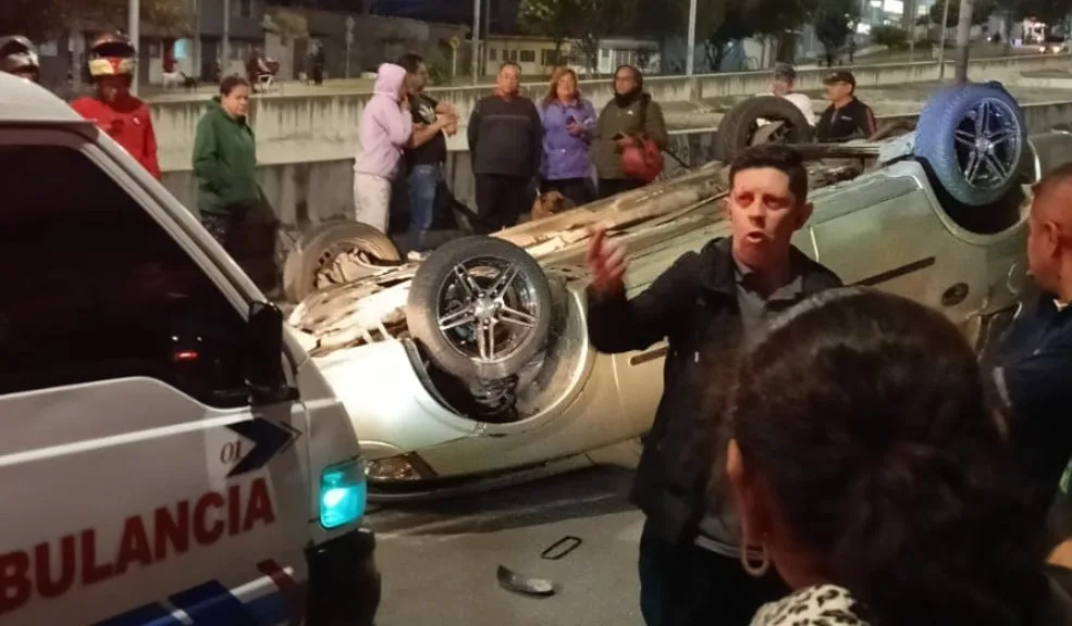 San Cristóbal: carro se volcó cerca del Portal del 20 de Julio En la tarde de este 5 de agosto se presentó un grave accidente, a la altura del Portal del 20 de julio. Al parecer, una mujer resultó herida.