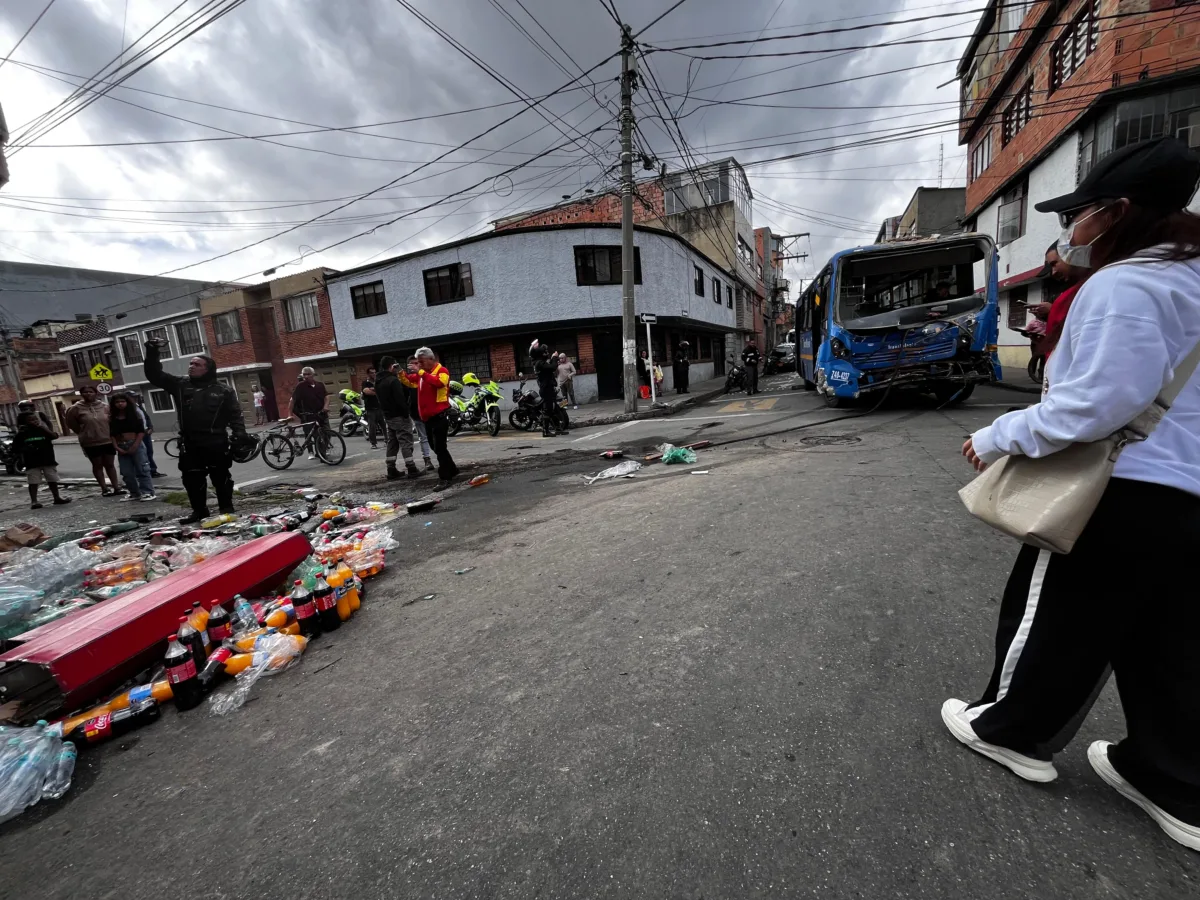 Grave accidente en Engativá, bus del SITP choca con camión y dan contra una casa en Las Ferias Un susto se llevaron los habitantes del barrio Las Ferias de Engativá, luego de que un bus del Sitp y un camión chocaran e impactaran contra una vivienda. Hay reporte de heridos.