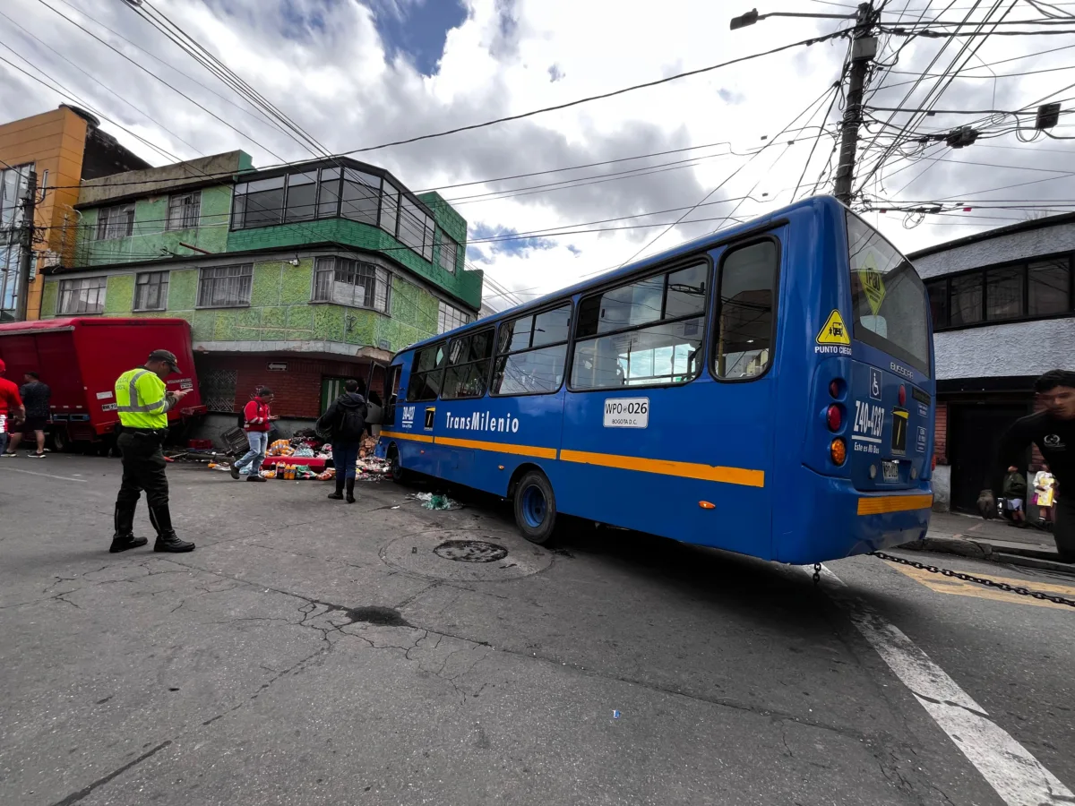 Grave accidente en Engativá, bus del SITP choca con camión y dan contra una casa en Las Ferias 7 Grave accidente en Engativá, bus del SITP choca con camión y dan contra una casa en Las Ferias Un susto se llevaron los habitantes del barrio Las Ferias de Engativá, luego de que un bus del Sitp y un camión chocaran e impactaran contra una vivienda. Hay reporte de heridos.