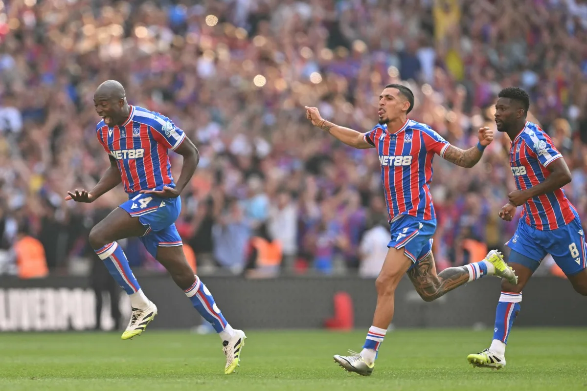 Daniel Muñoz y Jefferson Lerma campeones de la Community Shield El Crystal Palace de la mano de Daniel Muñoz y Jefferson Lerma los Vidrieros se consagraron campeones de la Community Shield tras derrotar al Liverpool en penales.